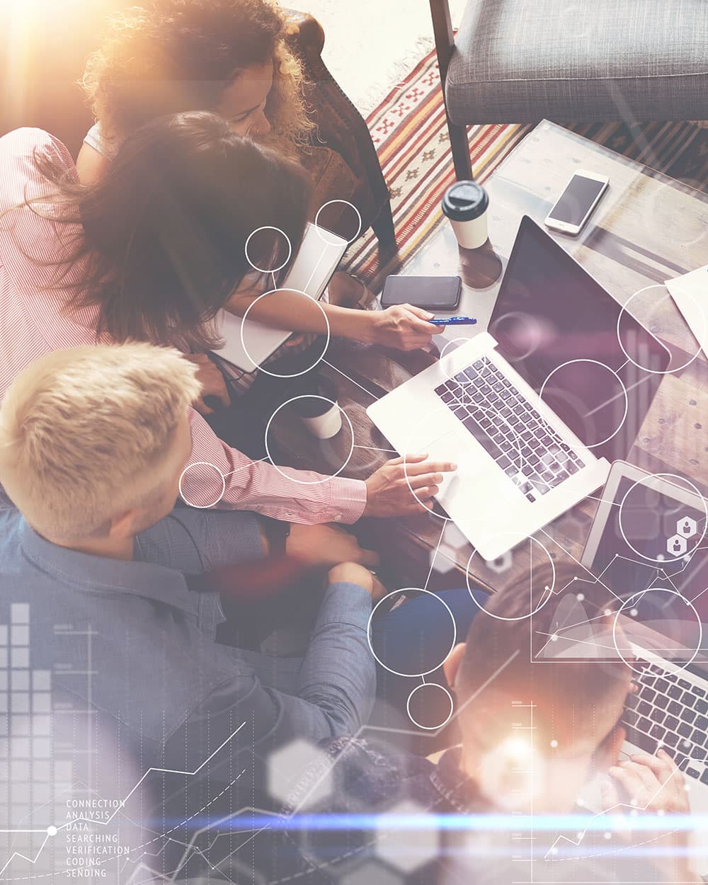 Startups & VC – travail d’équipe Photo d’équipe travaillant sur laptop – startups & venture capital