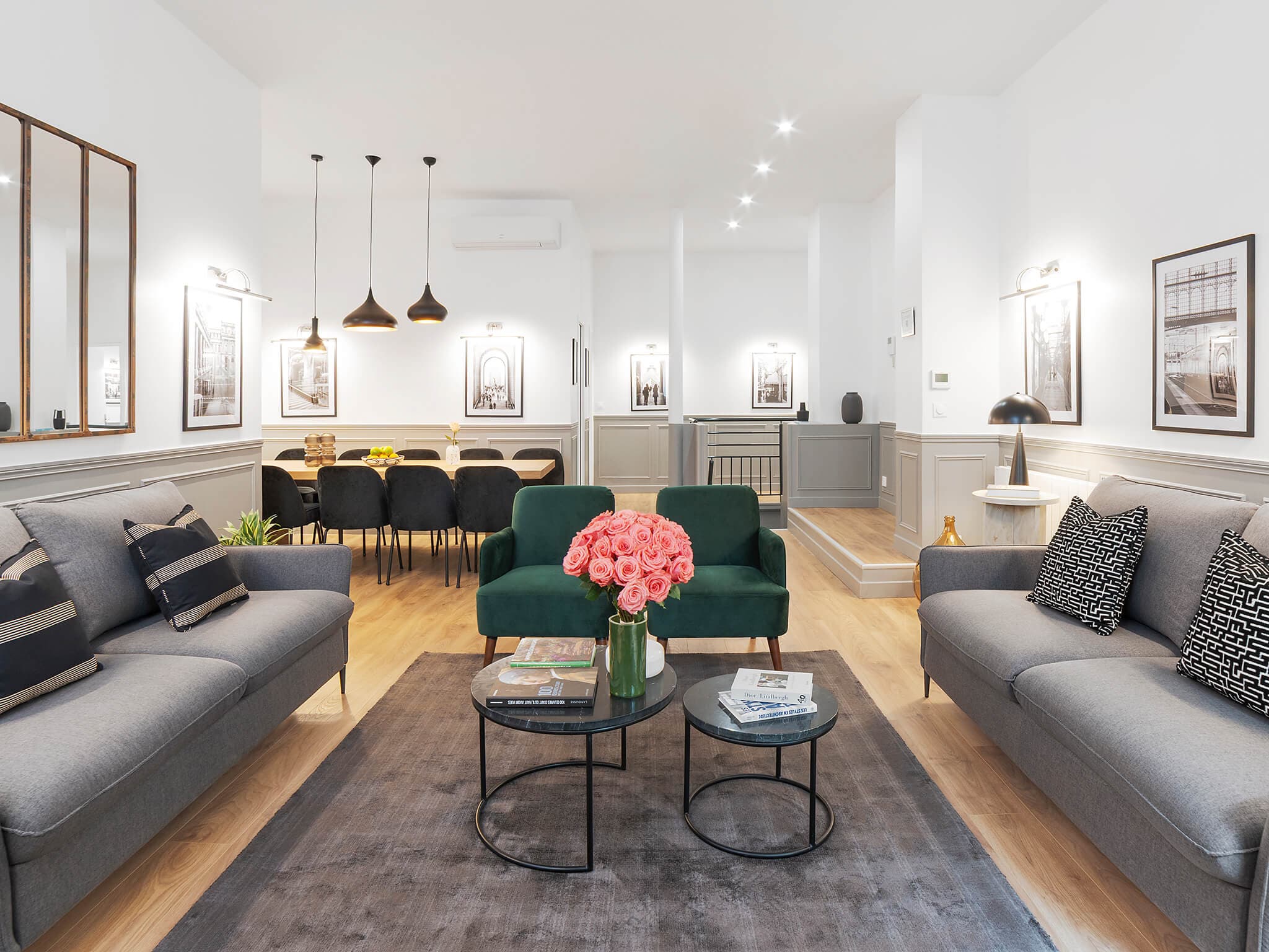 Private Income – investissement & revenus Conseiller présentant une opportunité Private Income : investissement générant des revenus réguliers