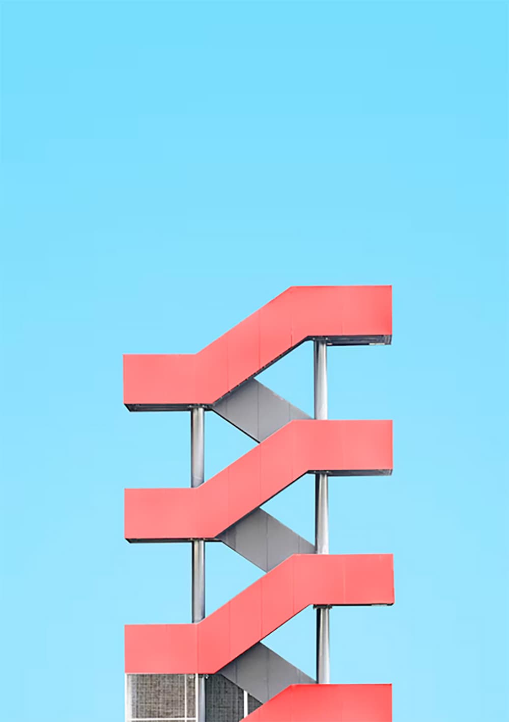 Un grand bâtiment rouge avec un ciel en arrière-plan photo