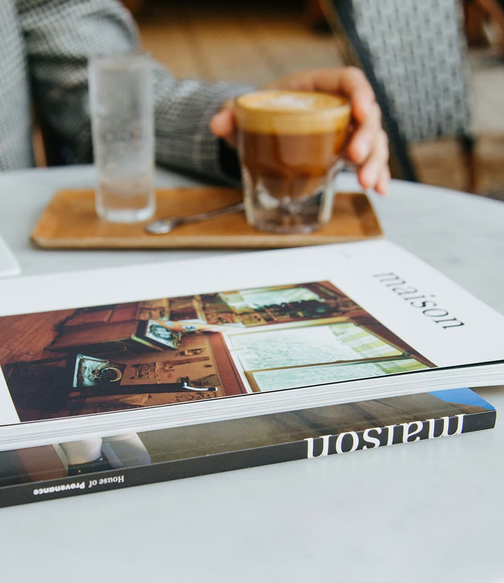 Suites – lifestyle & accueil Magazine et café – ambiance suite hôtelière haut de gamme